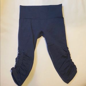 Lululemon stretchy crop pant in navy blue size 6
